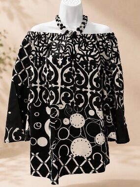 (No Brand) Off-Shoulder Black & White Patterned Women’s Top